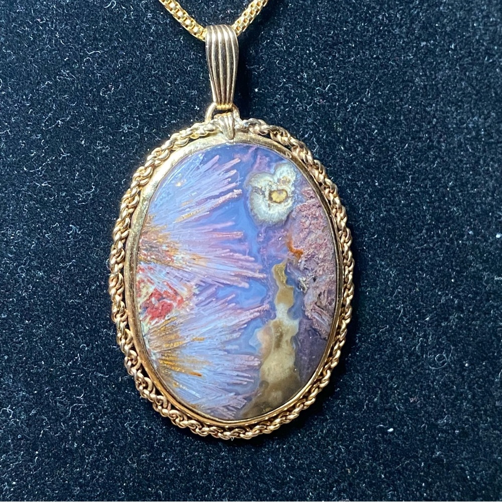 Stunning Vintage 14K Gold Pendant with Scenic Agate